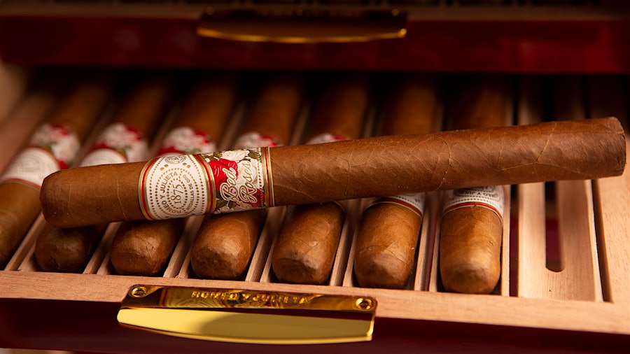 Romeo y Julieta Bed of Roses Humidor With 24 Special Smokes