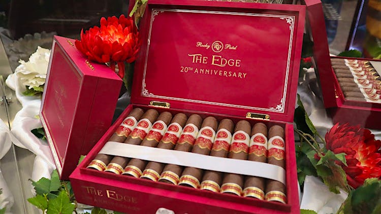 La Aurora Makes Holiday Shopping Easy with Cigar Samplers