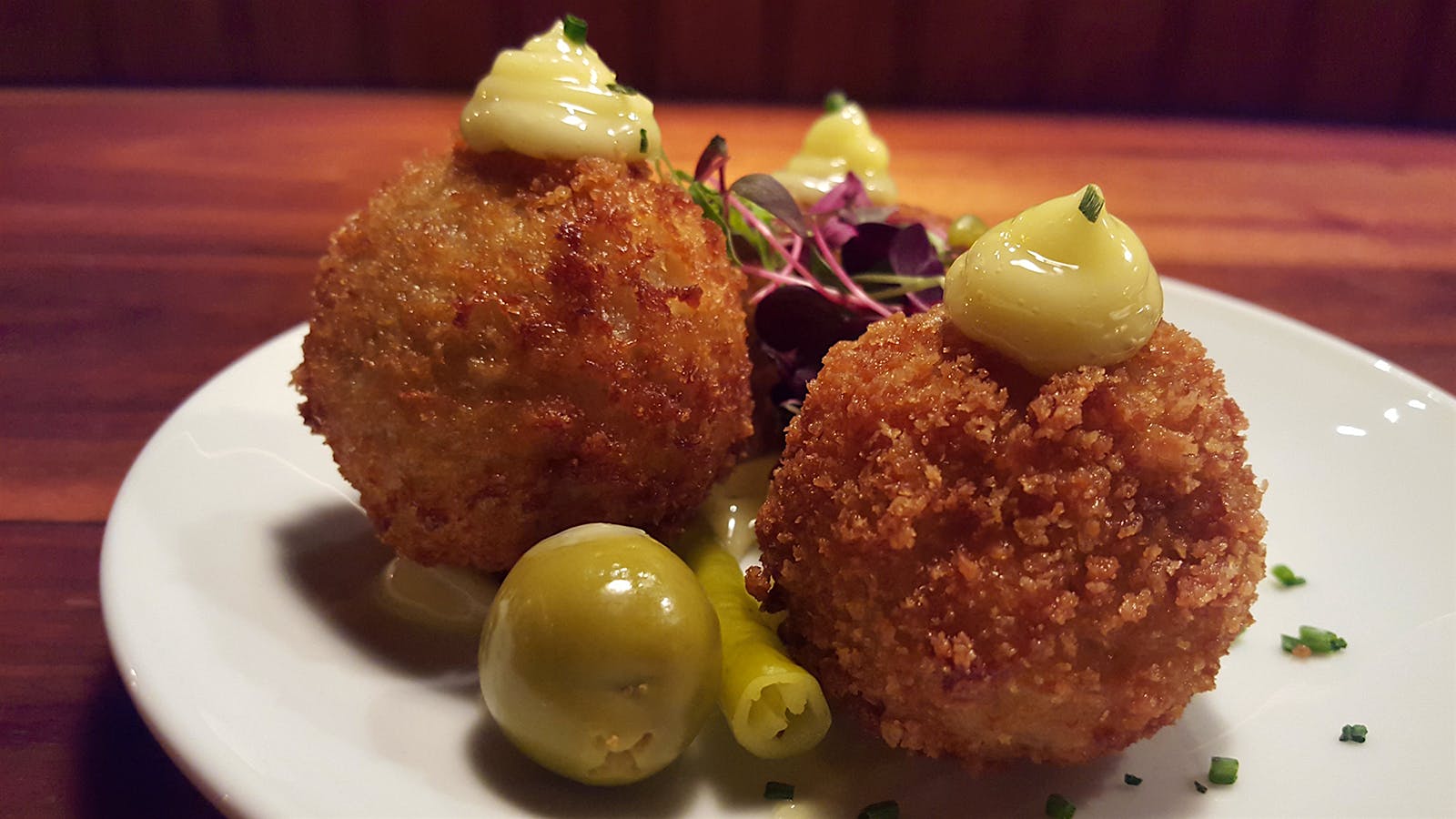 Image for an article: Thrill your guests with these crunchy and creamy salt cod croquettes and a refreshing rosé cava.