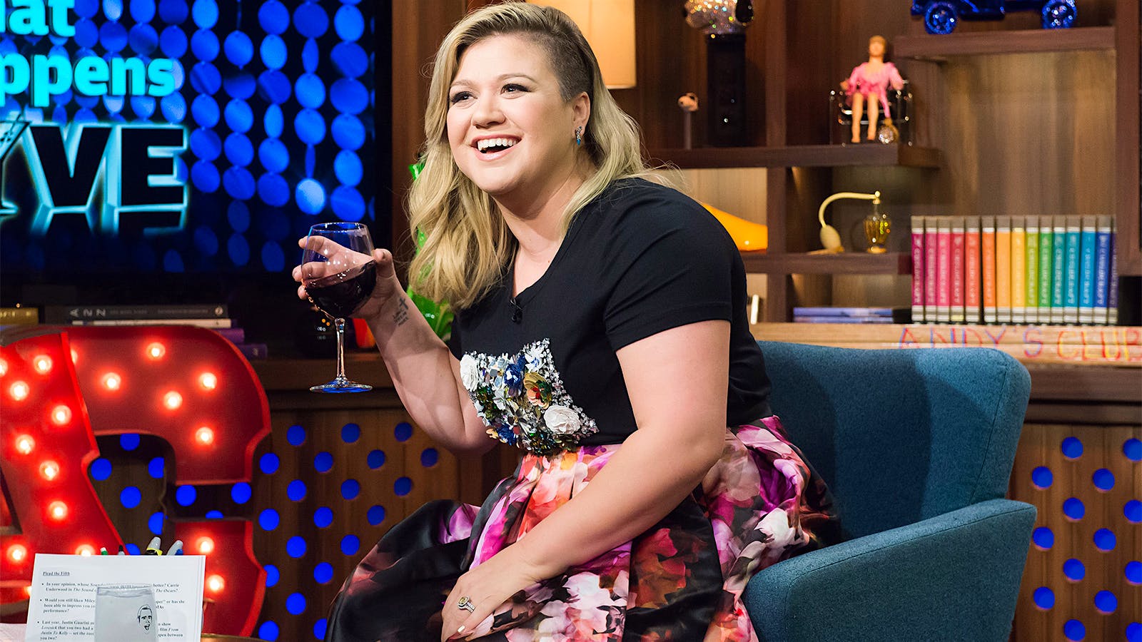 Kelly Clarkson Sings Praises for Belle Glos Pinot; Bob Dylan Takes Whiskey to Church