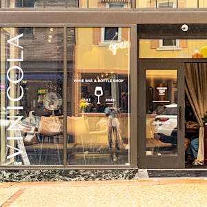 Vínicola Wine Bar & Bottle Shop restaurant in Front Royal