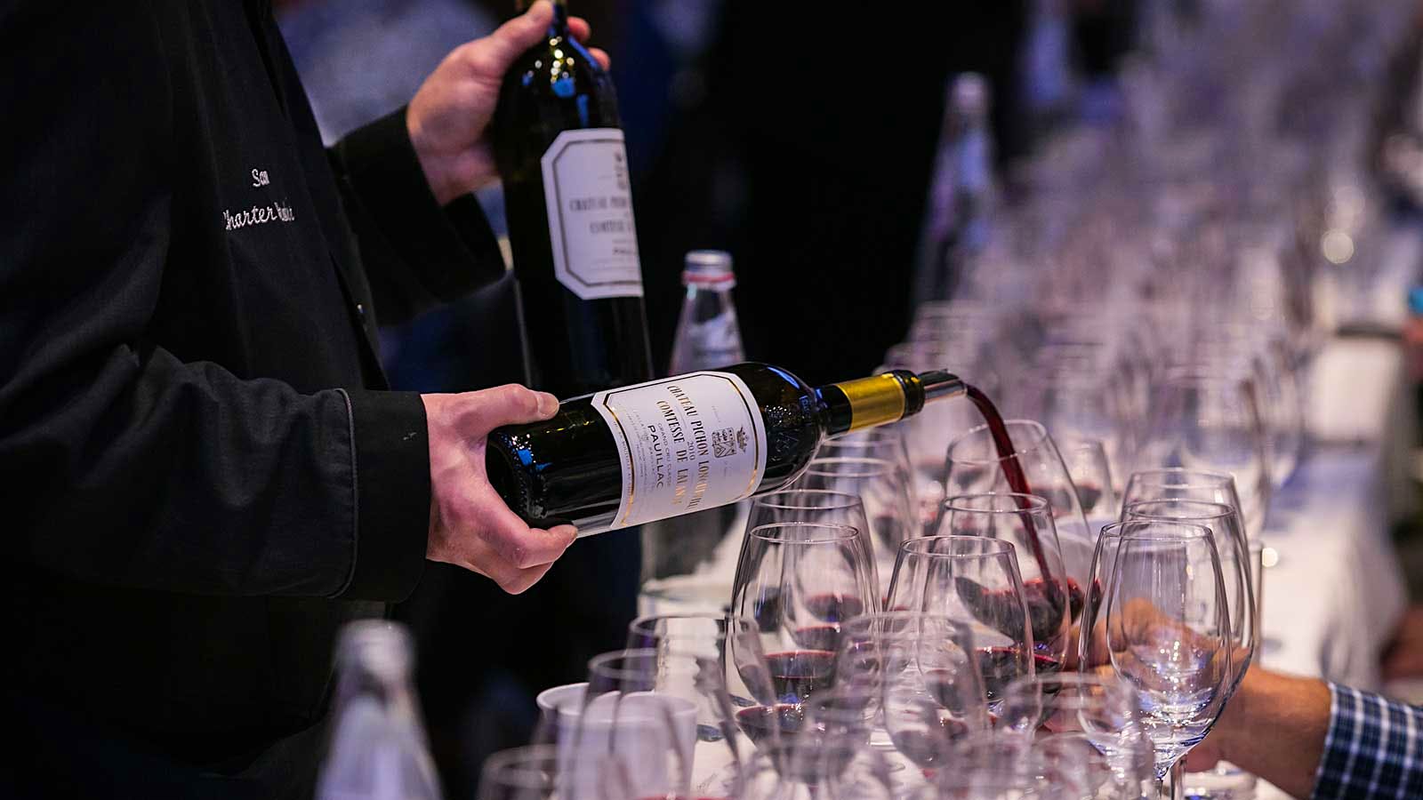 A bottle of Pichon Lalande is poured for a Wine Experience guest