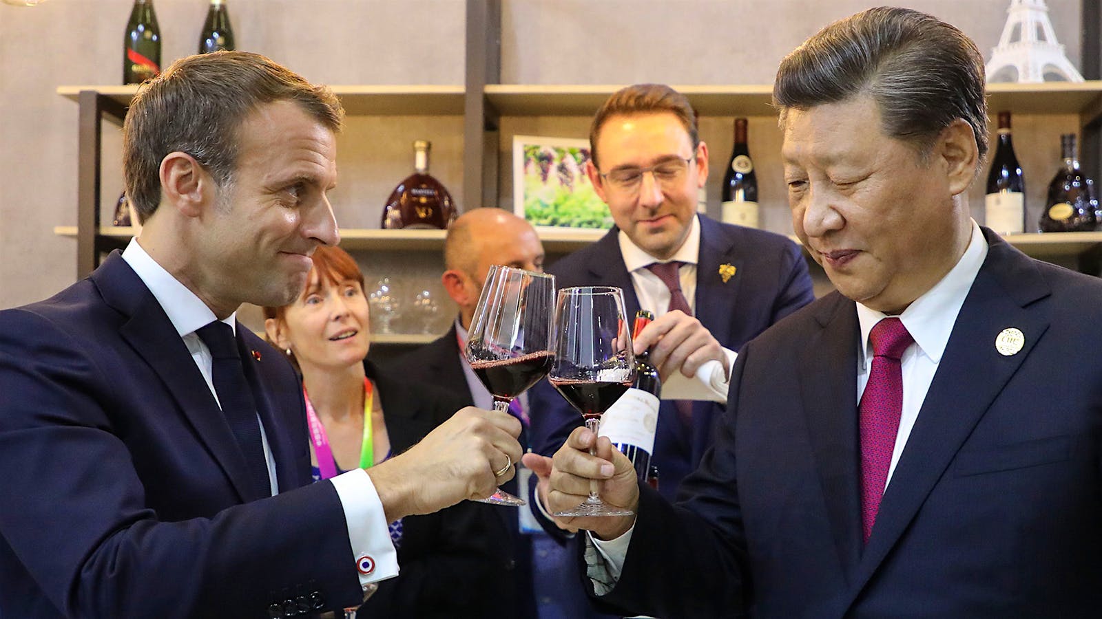 China's President Xi Jinping, right, and French President Emmanuel Macron ] 