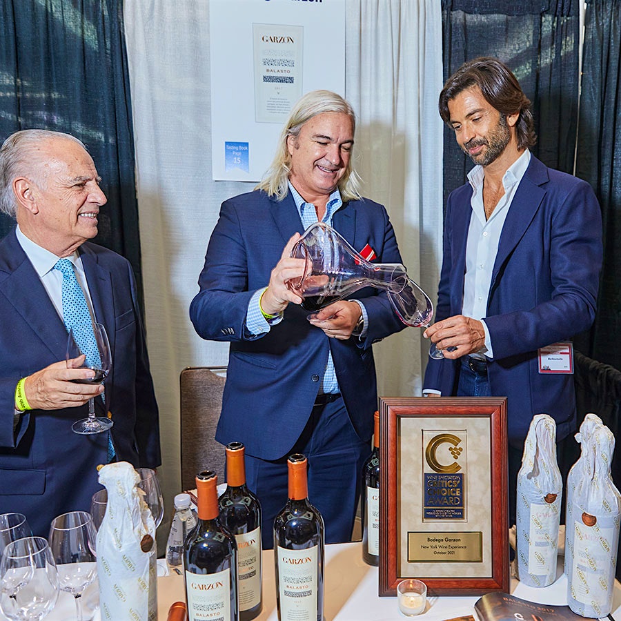     Bodega GarzÃ³n founder Alejandro Bulgheroni, managing director Christian Wylie pour the 2017 balasto red mixture from Uruguay for the Italian winemaker Francesco Zonin.