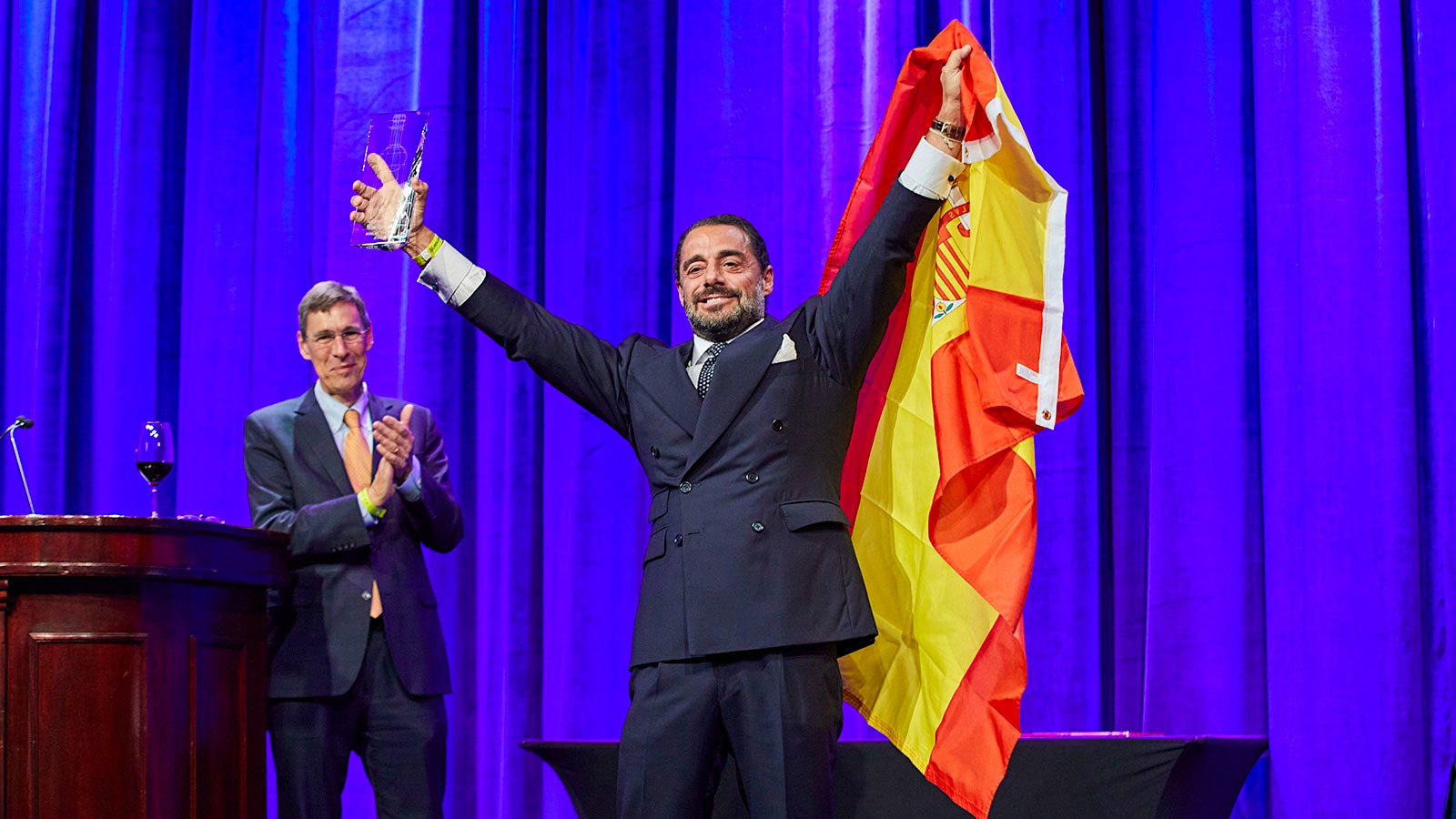  Vicente Dalmau Cebrián-Sagarriga holding the Spanish flag and accepting the 2020 Wine of the Year award from former Wine Spectator executive editor Thomas Matthews 