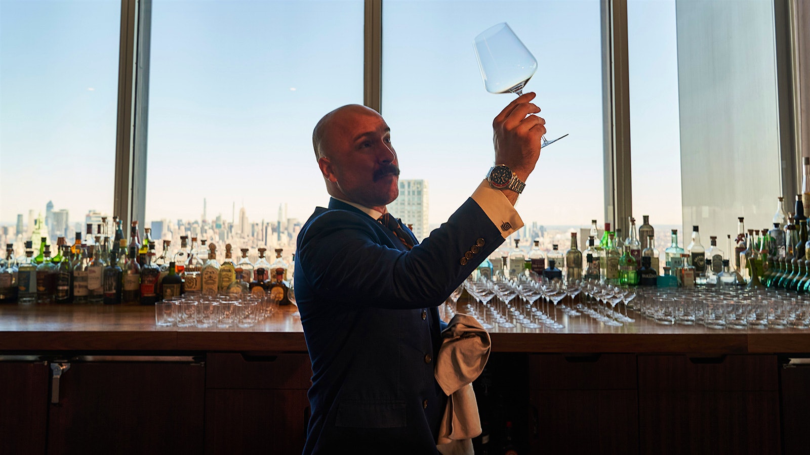  Manhatta beverage director William Edwards at the bar in front of the view over New York City 