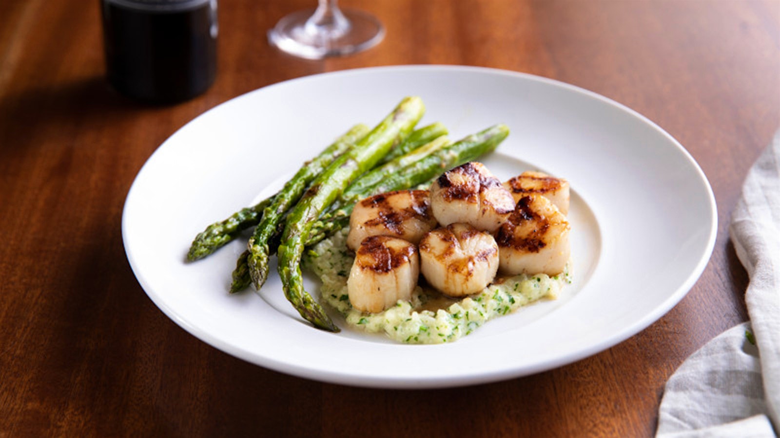     Plate of caramelized scallops with asparagus