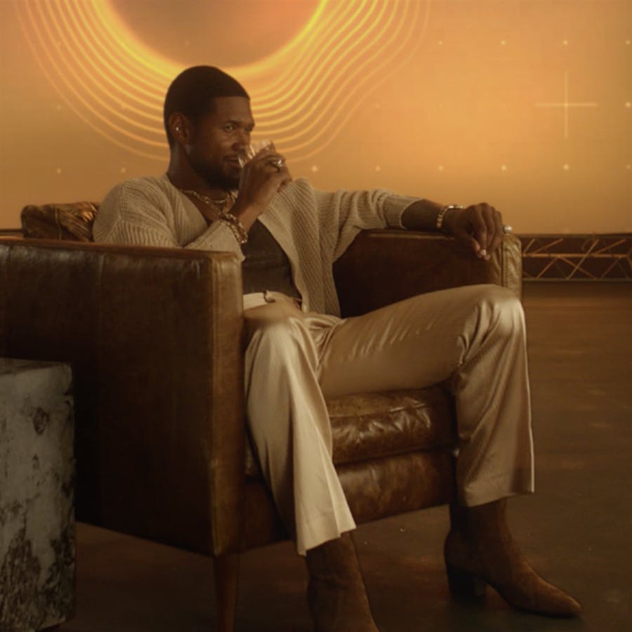 R&B star Usher settles in for his Vegas residency with a glass of Usher x 1738 A.I. Powered Rémy Martin Accord Royal Cognac.