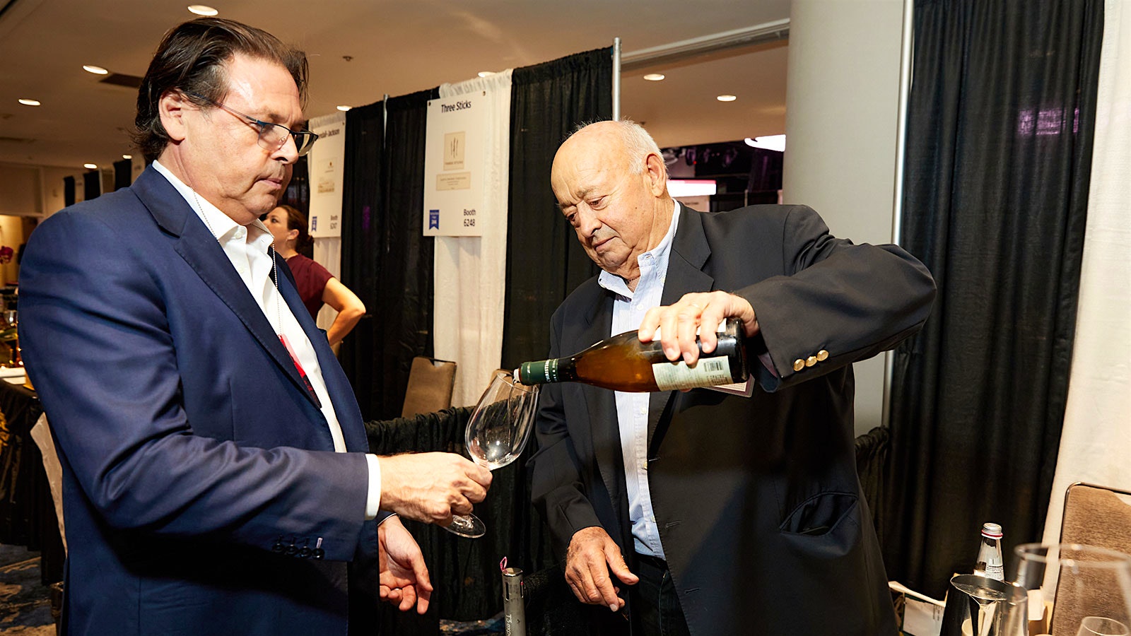  Christian Moreau (right) pouring his Chablis Les Clos 2021 for Wine Spectator Grand Tasting guests