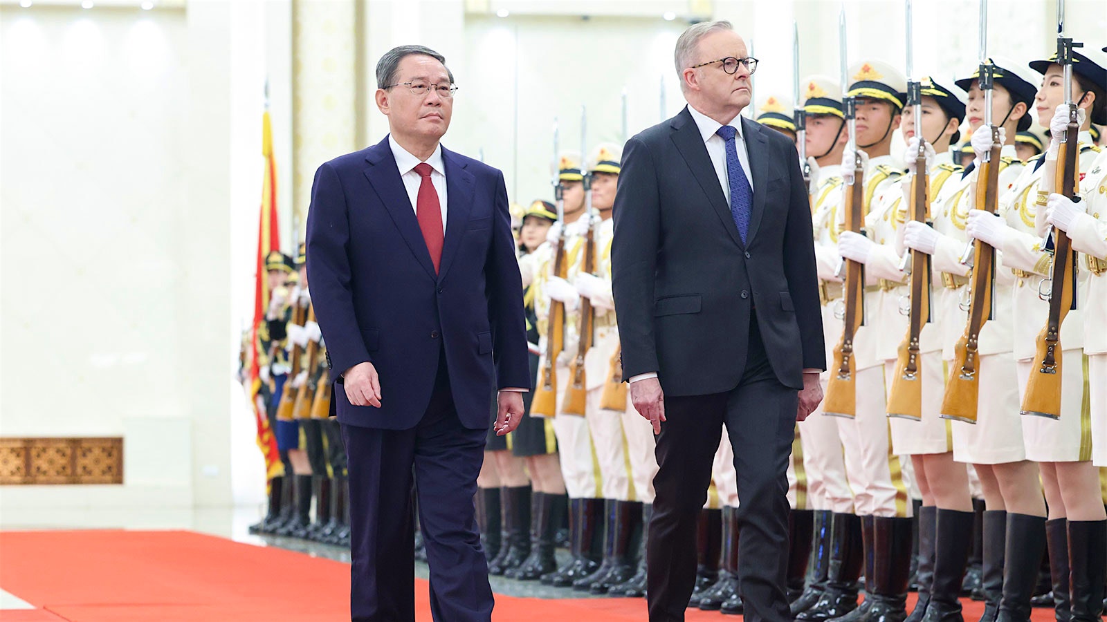  Chinese Premier Li Qiang and Australian Prime Minister Anthony Albanese walk in the Great Hall of the People in Beijing.