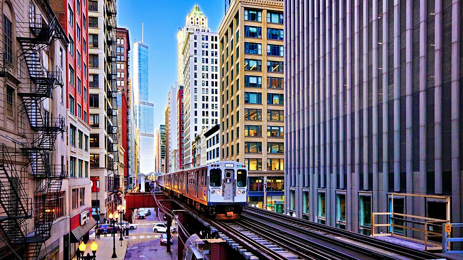 The L Train running through downtown Chicago