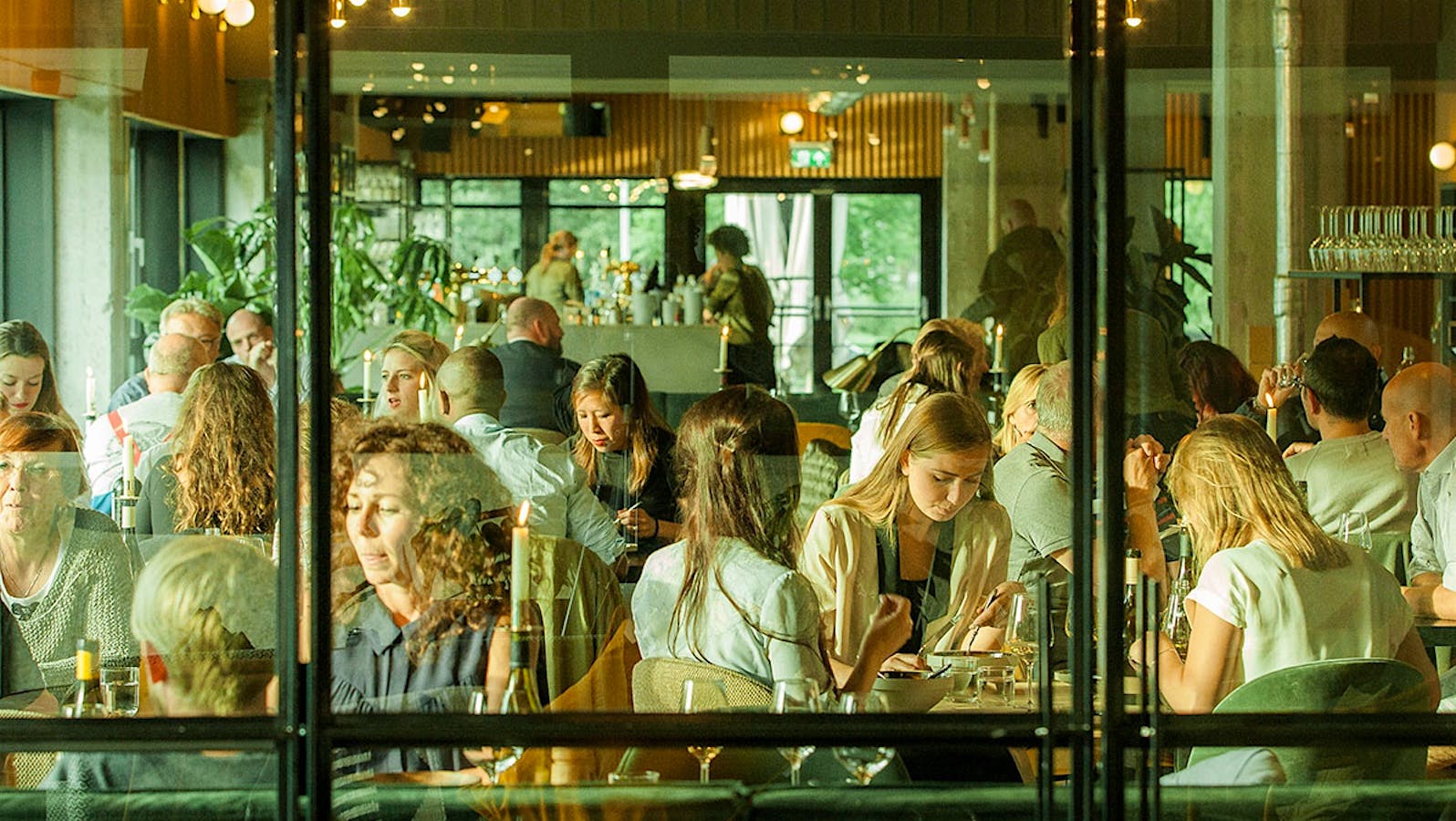  Guests dining in&nbsp;the&nbsp;Lobby Fizeaustraat