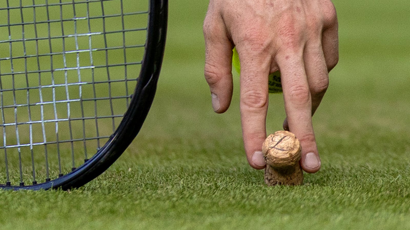  A Champagne Lanson cork landed on Centre Court at 2025 Wimbledon.