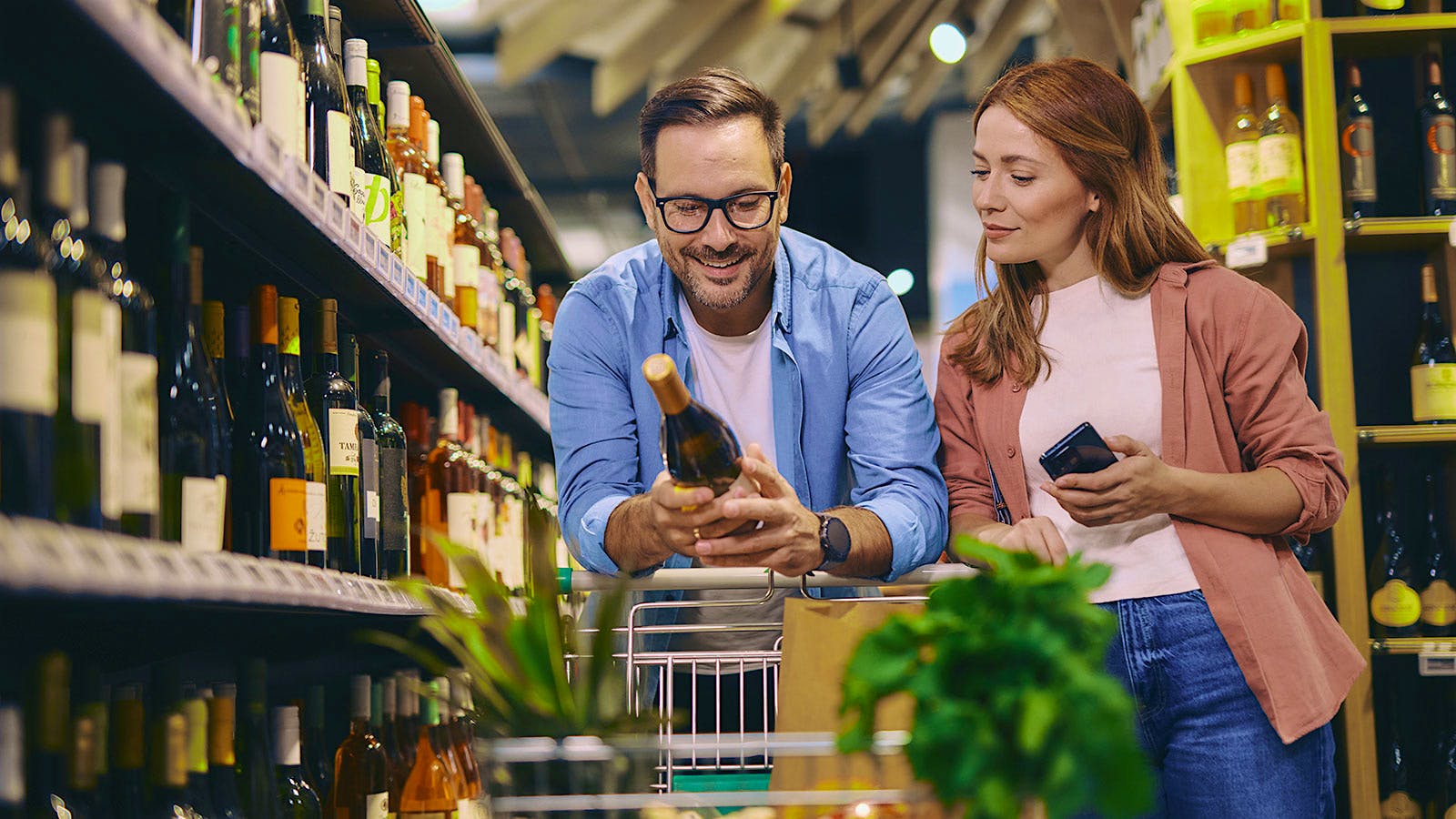 Par kupuje bocu vina u supermarketu
