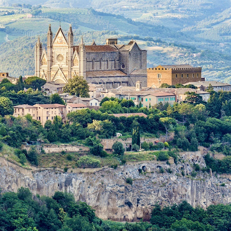 One of Central Italy’s crowning architectural landmarks, located atop a hillside in Teri, Umbria, the Duomo di Orvieto combines the Italian Gothic and Romanesque styles of the 14th century.