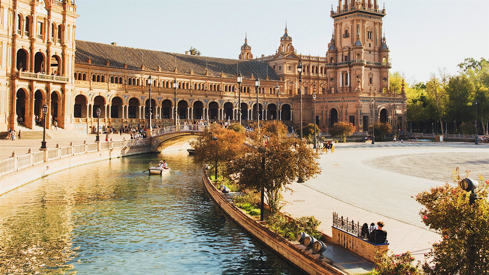 Built for the 1929 Ibero-American Exposition, Plaza de España’s grandiose buildings now house museums and government agencies.